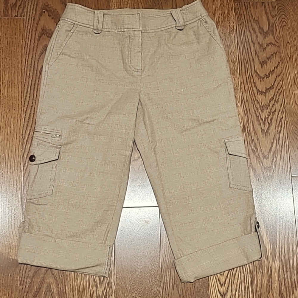 Tweed pattern Capri pants. Size 4. Good condition.